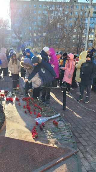 Обучающиеся школы возложили цветы к памятнику &quot;Верным сынам Отечества&quot;.
