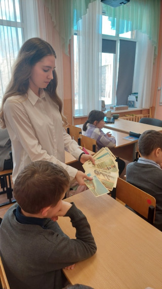 Володина Кристина и Бидный Георгий провели игровые занятия в 3-4 классах.